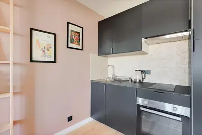 Cuisine ou kitchenette dans l'établissement Studio refait à neuf avec balcon et vue sur la Seine - bail mobilité