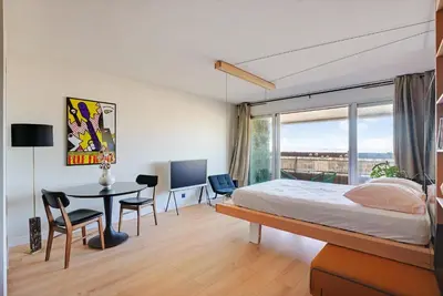 Un ou plusieurs lits dans un hébergement de l'établissement Studio refait à neuf avec balcon et vue sur la Seine - bail mobilité