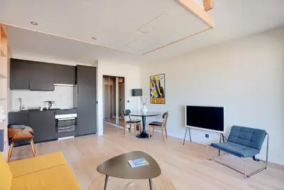Télévision ou salle de divertissement dans l'établissement Studio refait à neuf avec balcon et vue sur la Seine - bail mobilité