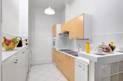 Cuisine ou kitchenette dans l'établissement 5013 Kleber Suite - Suite near Arc de Triomphe