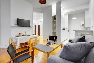 Télévision ou salle de divertissement dans l'établissement 5013 Kleber Suite - Suite near Arc de Triomphe