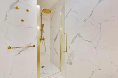 Salle de bains dans l'établissement Charmant 3 pièces contemporain avec balcon ensoleillé