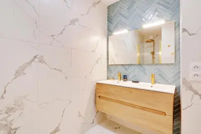 Salle de bains dans l'établissement Charmant 3 pièces contemporain avec balcon ensoleillé