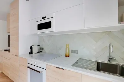 Cuisine ou kitchenette dans l'établissement Charmant 3 pièces contemporain avec balcon ensoleillé