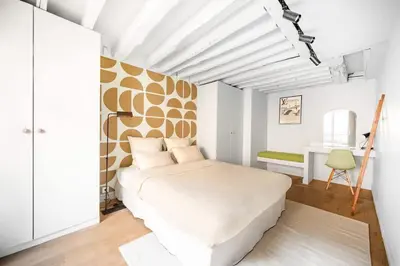 Un ou plusieurs lits dans un hébergement de l'établissement Appartement design et confortable au cœur du Marais