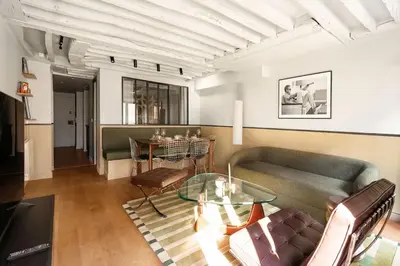 Coin salon dans l'établissement Appartement design et confortable au cœur du Marais