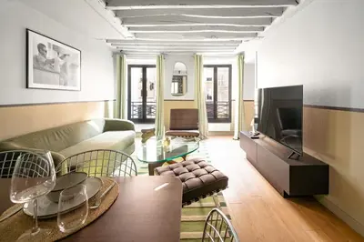 Télévision ou salle de divertissement dans l'établissement Appartement design et confortable au cœur du Marais