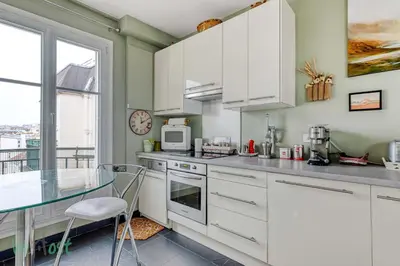 Cuisine ou kitchenette dans l'établissement Le Boursault - Stunning Penthouse, Terrace, Parking