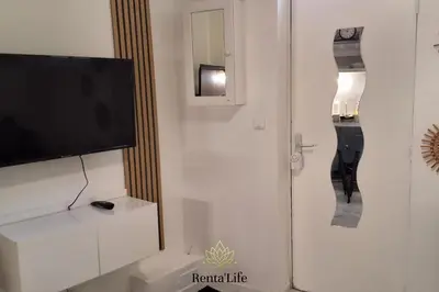 Télévision ou salle de divertissement dans l'établissement Appartement Studio, 2 Personnes, 5min de Paris