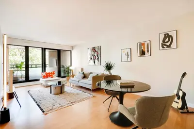 Coin salon dans l'établissement Spacieux 2 pièces rénové avec terrasse et parking proche La Défense
