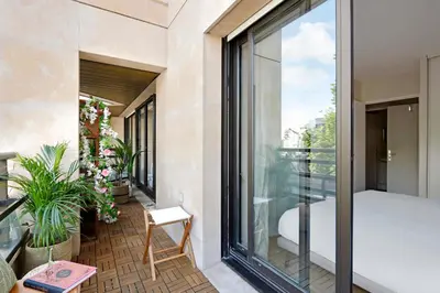 Balcon ou terrasse dans l'établissement Spacieux 2 pièces rénové avec terrasse et parking proche La Défense