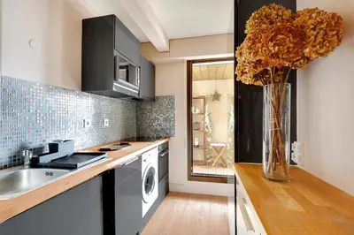 Cuisine ou kitchenette dans l'établissement Spacieux 2 pièces rénové avec terrasse et parking proche La Défense