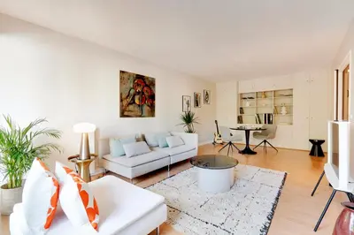 Coin salon dans l'établissement Spacieux 2 pièces rénové avec terrasse et parking proche La Défense
