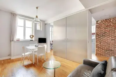 Télévision ou salle de divertissement dans l'établissement Elegant 2 pièces moderne - rue du Colisée