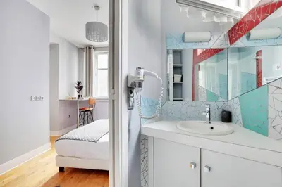Salle de bains dans l'établissement Elegant 2 pièces moderne - rue du Colisée