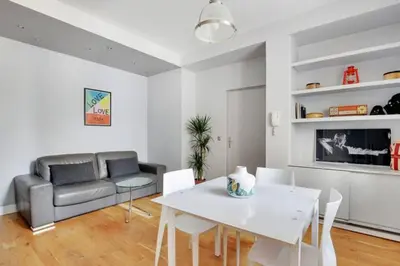 Coin salon dans l'établissement Elegant 2 pièces moderne - rue du Colisée