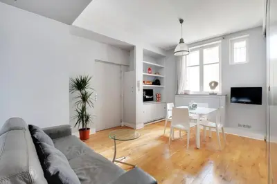 Télévision ou salle de divertissement dans l'établissement Elegant 2 pièces moderne - rue du Colisée
