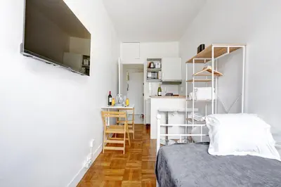 Un ou plusieurs lits dans un hébergement de l'établissement 511 Suite Suchet - Cosy studio in Paris 16th