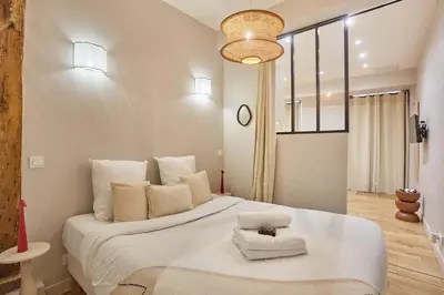 Un ou plusieurs lits dans un hébergement de l'établissement Superb apartment 1 bedroom Center of Paris by Studio Prestige