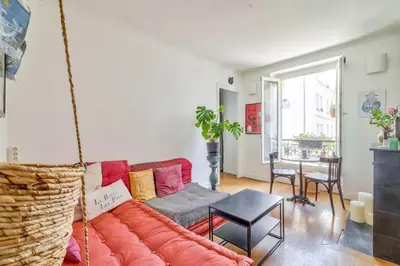 Coin salon dans l'établissement Lovely 1BR Flat near Voltaire metro station