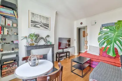 Coin salon dans l'établissement Lovely 1BR Flat near Voltaire metro station