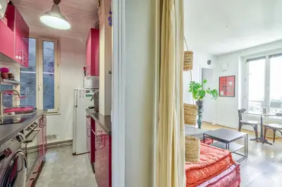 Cuisine ou kitchenette dans l'établissement Lovely 1BR Flat near Voltaire metro station