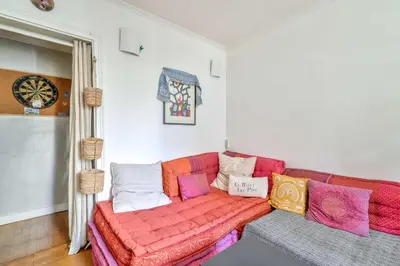 Coin salon dans l'établissement Lovely 1BR Flat near Voltaire metro station