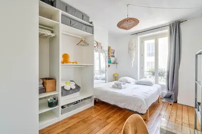 Un ou plusieurs lits dans un hébergement de l'établissement Lovely 1BR Flat near Voltaire metro station