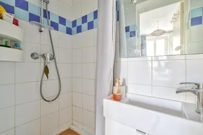 Salle de bains dans l'établissement Lovely 1BR Flat near Voltaire metro station