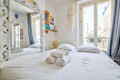 Un ou plusieurs lits dans un hébergement de l'établissement Lovely 1BR Flat near Voltaire metro station