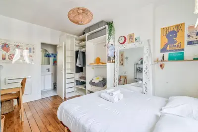 Un ou plusieurs lits dans un hébergement de l'établissement Lovely 1BR Flat near Voltaire metro station