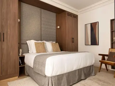 Un ou plusieurs lits dans un hébergement de l'établissement Elegant appt- AC-2BR-6P- Musée du Louvre