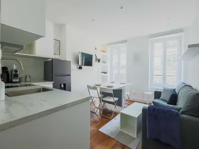 Cuisine ou kitchenette dans l'établissement Charming apartment-1BR-3P-Ternes