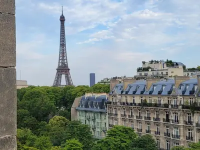 Vue générale sur Paris ou vue de la ville depuis l'appartement