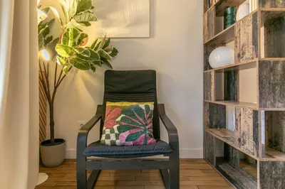Bibliothèque dans l'appartement