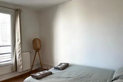 Un ou plusieurs lits dans un hébergement de l'établissement Bel appartement à Deux Pas du Canal Saint-Martin Métro 11-5-8