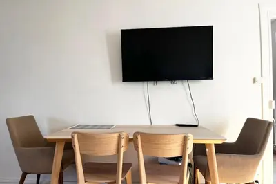Télévision ou salle de divertissement dans l'établissement Bel appartement à Deux Pas du Canal Saint-Martin Métro 11-5-8