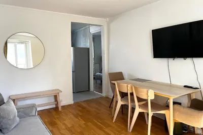 Télévision ou salle de divertissement dans l'établissement Bel appartement à Deux Pas du Canal Saint-Martin Métro 11-5-8