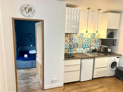 Cuisine ou kitchenette dans l'établissement HSH - LE CHAPELAIS CLICHY MONTMARTe