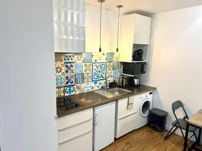 Cuisine ou kitchenette dans l'établissement HSH - LE CHAPELAIS CLICHY MONTMARTe