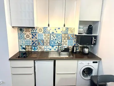 Cuisine ou kitchenette dans l'établissement HSH - LE CHAPELAIS CLICHY MONTMARTe