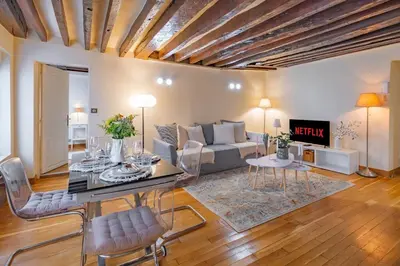 Coin salon dans l'établissement Apt Grands Boulevards 4 Guests