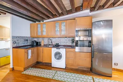 Cuisine ou kitchenette dans l'établissement Apt Grands Boulevards 4 Guests