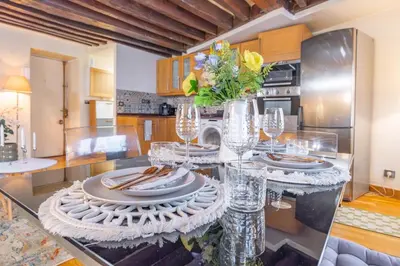 Cuisine ou kitchenette dans l'établissement Apt Grands Boulevards 4 Guests