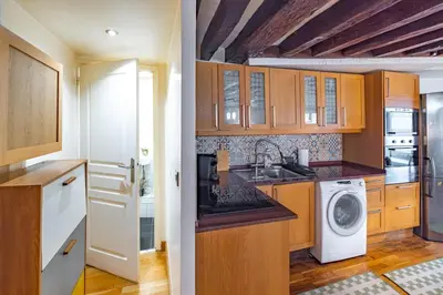 Cuisine ou kitchenette dans l'établissement Apt Grands Boulevards 4 Guests