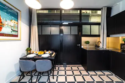 Cuisine ou kitchenette dans l'établissement Triplex 50 m2 - Montorgueil & Marais