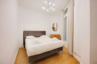 Un ou plusieurs lits dans un hébergement de l'établissement Superb apartment with terrace 2BR 4P Trocadero