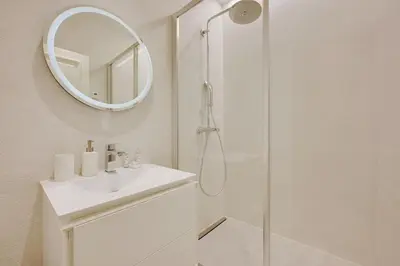 Salle de bains dans l'établissement Superb apartment with terrace 2BR 4P Trocadero