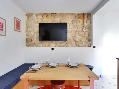 Télévision ou salle de divertissement dans l'établissement Authentic apartment - 1BR 2P - Goutte-d'Or