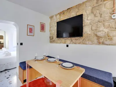 Télévision ou salle de divertissement dans l'établissement Authentic apartment - 1BR 2P - Goutte-d'Or